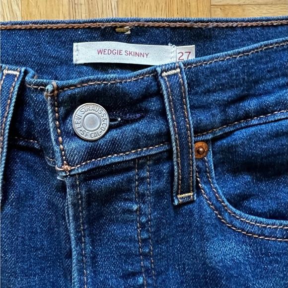 Levis Wedgie Skinny Jean - Picture 4 of 5